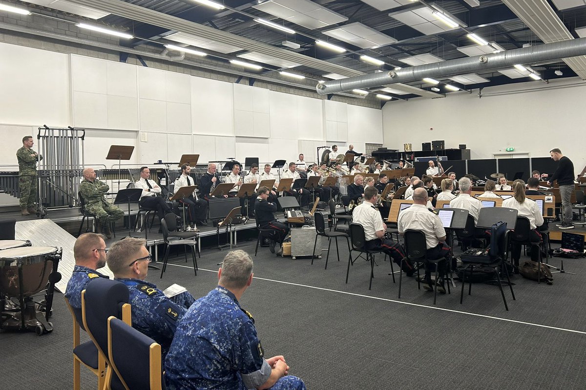 admiraalTas's tweet photo. Dat gebeurt mij niet iedere dag, het horen van nieuwe militaire mars muziek. Geschreven voor en uitgevoerd door de marinierskapel van de @kon_marine. Een mooi stuk en straks te horen in o.a. de Liberty Bell concerten voor 80 jaar bevrijding van 🇳🇱 https://t.co/fmAyqaKkxg