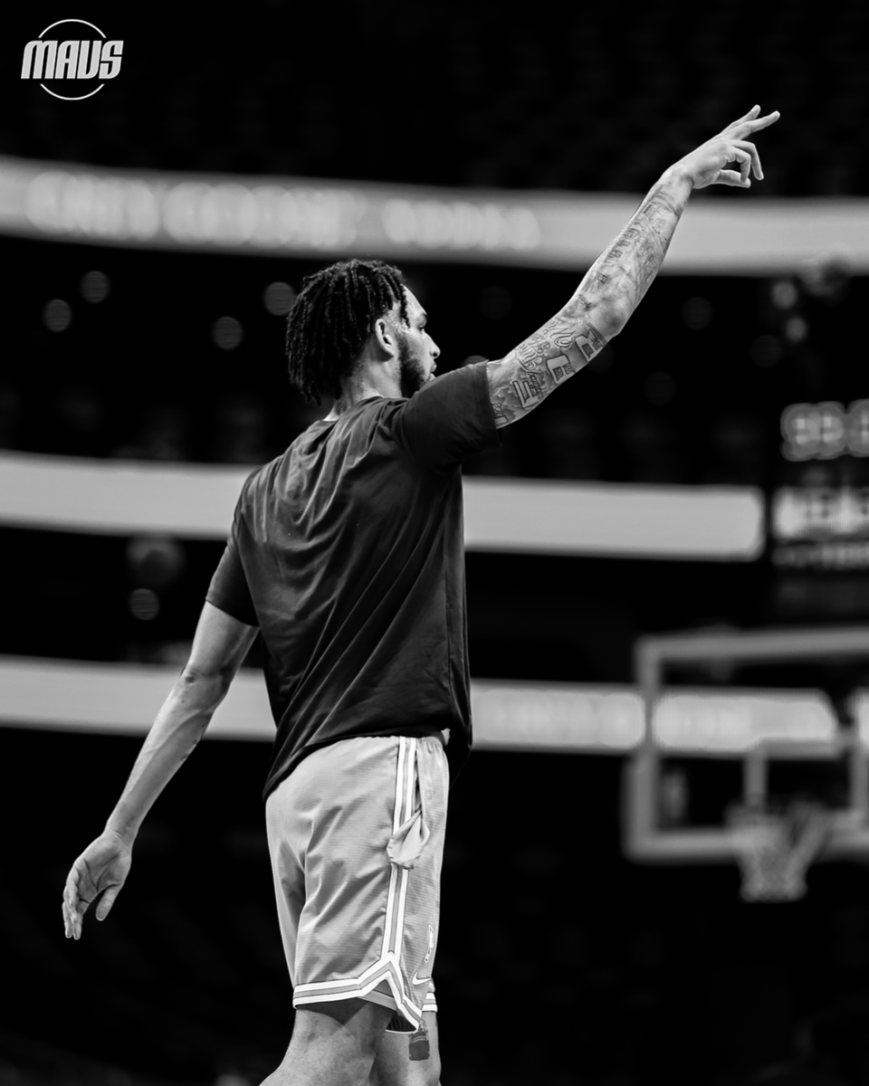 dallasmavs's tweet image. Dereck Lively II injury update: 

It was announced today that Dereck sustained a right ankle stress fracture. He will be re-evaluated in four weeks. 

Get well soon, big fella 🫶 

@DereckLively // #MFFL