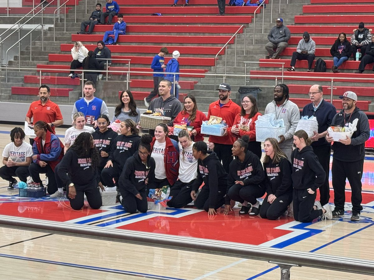 batty_ava's tweet photo. Win over Corsicana and teacher appreciation night thank you @WIO_Jones for being a great teacher❤️💙 #Gdtbaj #23pts #📈
@MHHSGirlsBB @GMsportsmedia1 @CoachHolt25 @KenMurphyPhoto https://t.co/jJfLJPUI2g