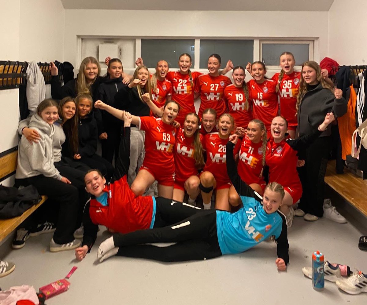 Stelpurnar í 4.flokki eru búnar að tryggja sér sæti í undanúrslitum poweradebikarins. Stelpurnar sigruðu FH í hörku Hafnarfjarðar slag í Kaplakrika. Frábær liðsheild, varnarleikur og barátta skilaði frábærum sigri hjá stelpunum. Við óskum þeim til hamingju með sigurinn