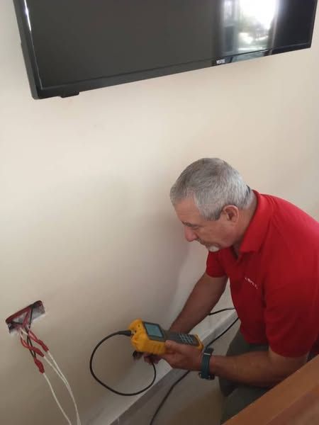CCopextel's tweet photo. Los copextelianos aportando soluciones, reparación del sistema CATV en el hotel Solymar en el Polo Turístico Varadero @filialmatanzas.
#CopextelMatanzas
#GenteQueSuma https://t.co/rP25sQEpoC