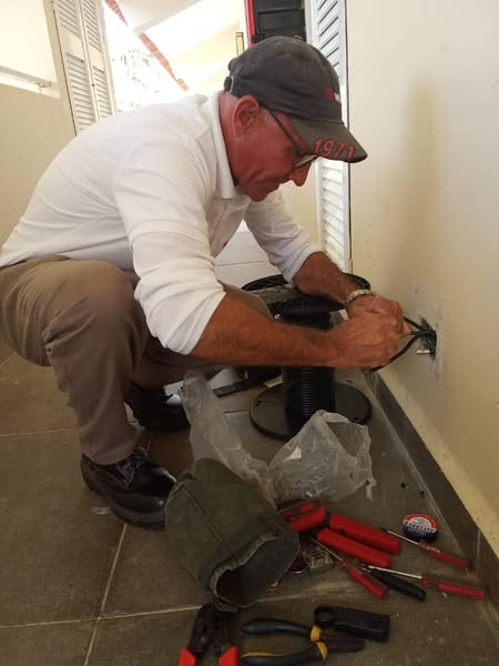 CCopextel's tweet photo. Los copextelianos aportando soluciones, reparación del sistema CATV en el hotel Solymar en el Polo Turístico Varadero @filialmatanzas.
#CopextelMatanzas
#GenteQueSuma https://t.co/rP25sQEpoC