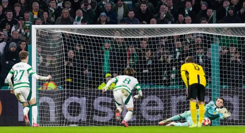 BRITescoces's tweet photo. 🏴 CELTIC 1-0 YOUNG BOYS 🇨🇭
Victoria muy muy sufrida ante los suizos que mete al Celtic en los play-off. Sensacional campaña europea de los muchachos de Brendan Rodgers!!! 🙌🏻
#UCL #CELYB 🍀🏆🇪🇺 https://t.co/NNcilsuLUM