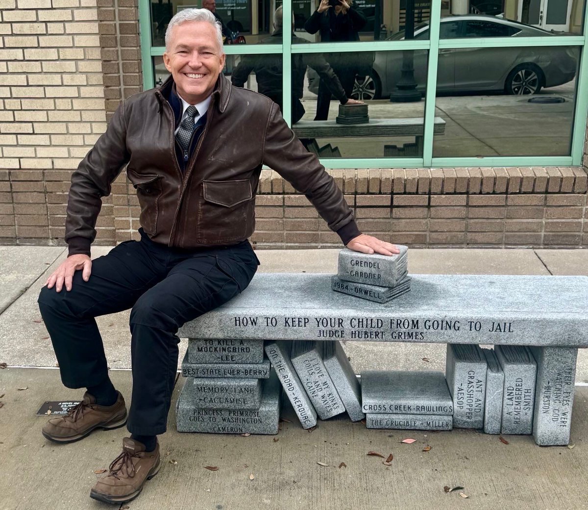 Moms4Libros's tweet photo. Our friend and ally Phil Ehr is in Deland today. Sadly, many of the books portrayed in this sculpture by CR Gray from Key West are banned somewhere in some school districts in Florida. #SaveTheLibros #BannedBooks

En español abajo. https://t.co/iGZ0G0PPtS