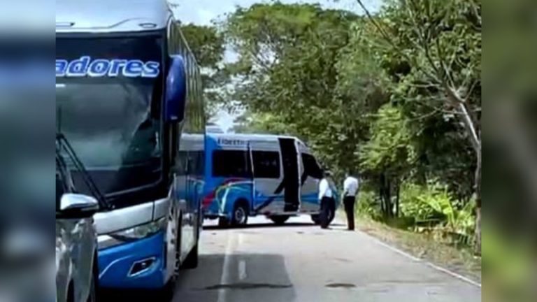 boyacasietedias's tweet photo. Momentos de pánico por retén ilegal del Eln en Arauca https://t.co/OUoqvbJqel https://t.co/nHrkGts63O
