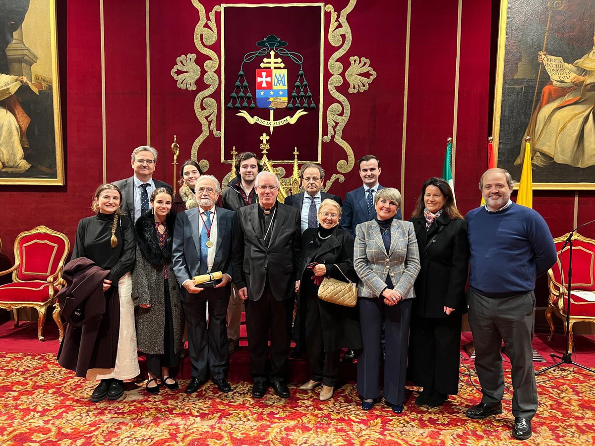 ArzobispoSaiz's tweet photo. Don Juan Bautista Esteban González, miembro del Consejo Diocesano de Asuntos Económicos (CDAE) durante los últimos 35 años, ha recibido esta tarde la Medalla Pro Ecclesia Hispalense en un acto que ha tenido lugar en el salón del Trono del Arzobispado de #Sevilla. ¡Muchas gracias, don Juan Bautista!