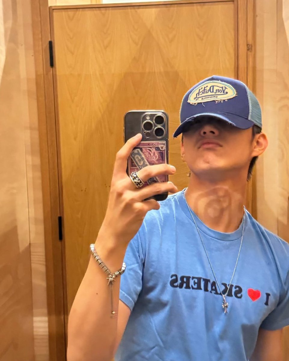 postando fotos dps de anos sem postar 🤙🏻 independente de tudo eu continuo lindo