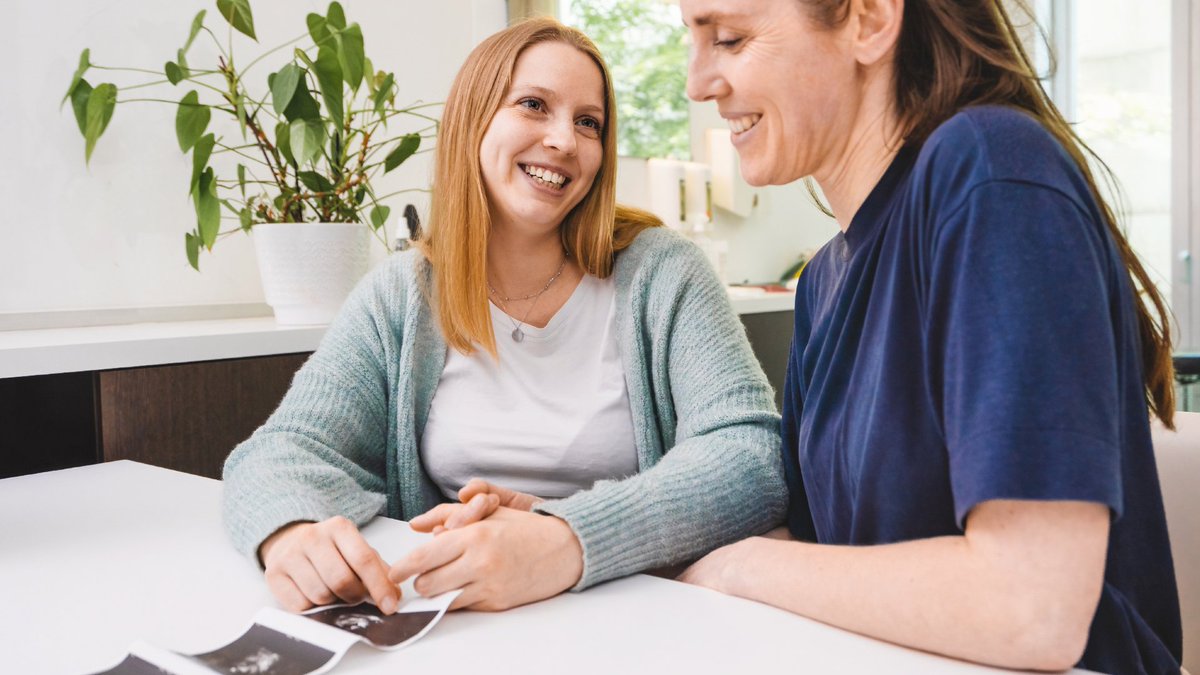 🌈👶Pour réaliser leur rêve de #parentalité, les personnes #LGBTQ+ peuvent faire appel aux services de procréation médicalement assistée (#PMA). Cependant, l’#accès à ces services reste inégal. Quels sont les défis rencontrés?  orfq.inrs.ca/procreation-me…