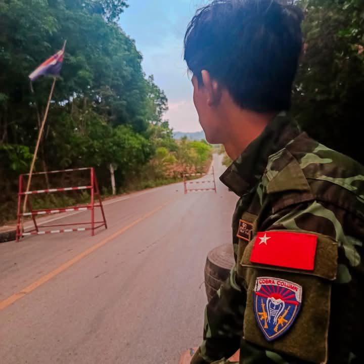 NwayMar12's tweet photo. အိမ်ကထွက်လာတဲ့
နေ့စွဲကိုမှတ်မိပေမဲ့။🌻
အိပ်ပြန်ရမဲ့နေ့စွဲကိုတော့ မှတ်လို့မရသေးဘူး အမေ။😔
#CobraColumn 🐍
(Ko phyo)🌹
Cobra Sai Lay 📸 https://t.co/YNCo6QNSYY