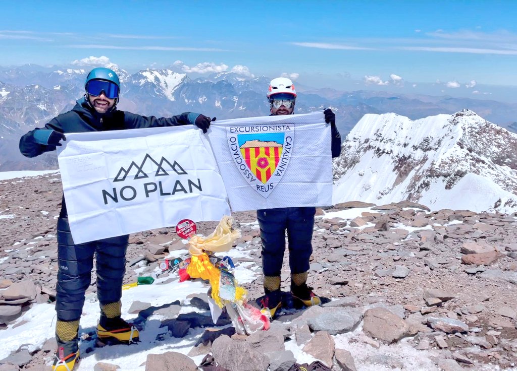 AEC_Reus's tweet image. En Nahuel i l'Oriol ho han aconseguit!!👏🏻🥳
L'@aec_reus - @geamreus al cim d’Amèrica!💪🏻
Aconcagua, 6.962m🏔️
#AECReus #GEAMReus #FEEC #ACONCAGUA