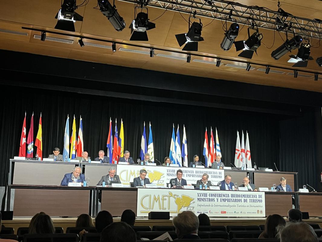 pasillotco's tweet photo. #FITUR 2025 calienta motores con #CIMET, la reunión de ministros de turismo iberoamericanos en #IFEMA MADRID.

Durante la jornada, se desarrollaron varios paneles-debate con las Ministras y Ministros de Turismo de Iberoamérica. Uno de los paneles se centró en “Hoteles y Alojamiento” @fitur_madrid @IFEMA  #PasilloTuristico

https://t.co/KujN9Z2EUB