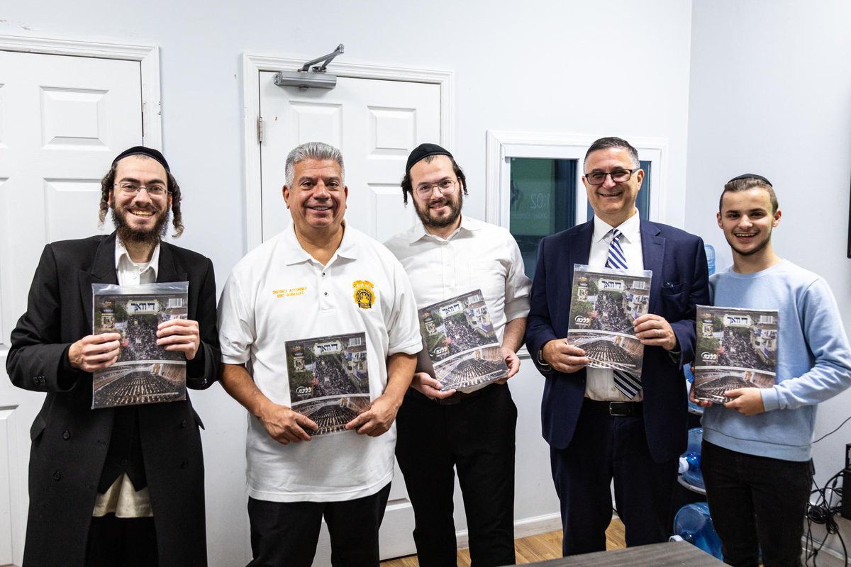 YossyKaff's tweet photo. Had the honor of meeting NYC Mayor Eric Adams and Brooklyn DA Eric Gonzalez during their recent visits to our Boro Park office. Grateful for their dedication to our community! https://t.co/KuAZgEi3Vd