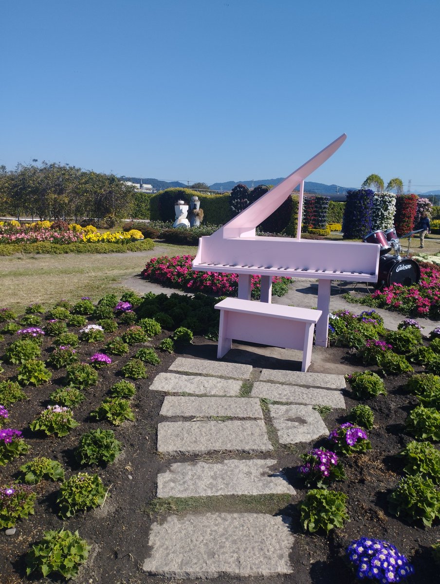 dw_1101's tweet photo. saw this pink piano in a flower garden and it felt porter core so i wanted to draw something out of it. dont really know where i was going with this haha but i won't overthink it. 🤓 just wanna make something. https://t.co/bMiESKQIm3