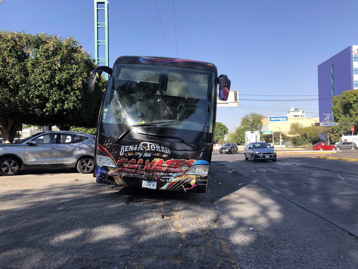 VisionDeAnalco's tweet photo. Ese camión tiene lo -1 hora obstruyendo banqueta y visibilidad en pleno López Mateos y la rosas. Por lo menos por extorsionarlo acudan @JaliscoVial @Trafico_ZMG @ZMGTrafico @MovilidadZap @ZapopanDen @DenunciaGdl24 https://t.co/XZPwXeJPPA