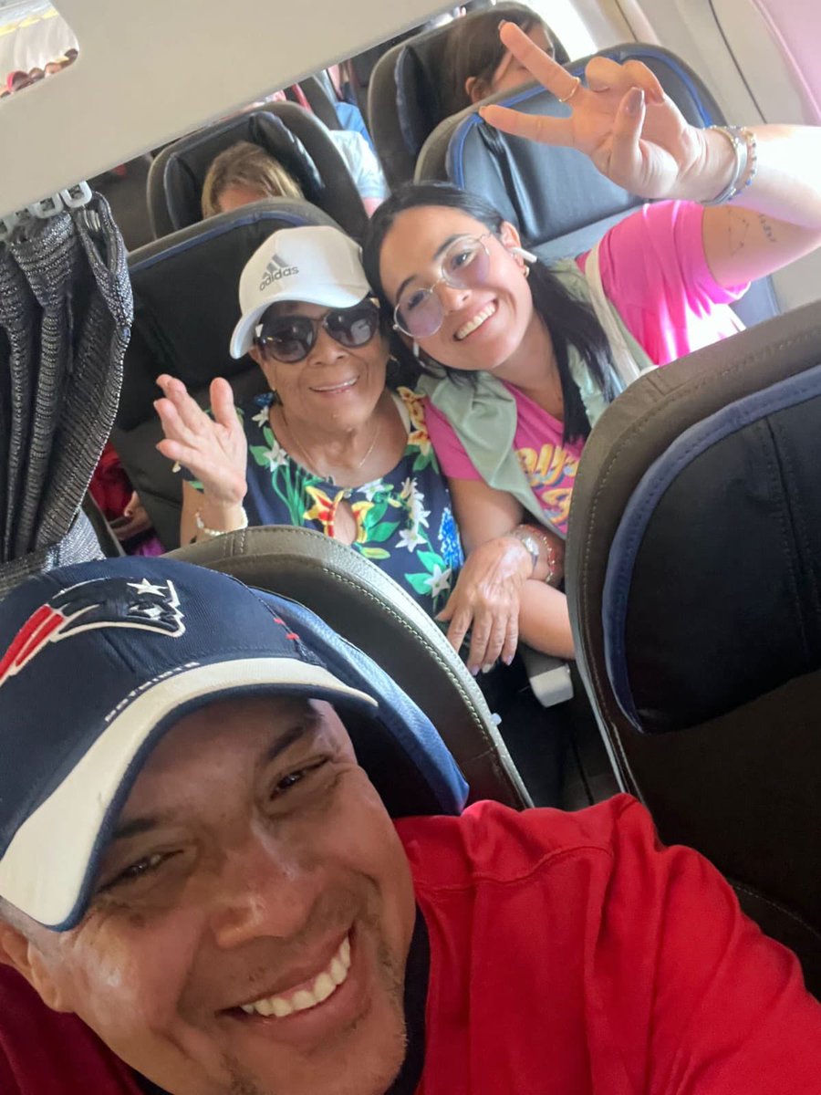 yprr__'s tweet photo. Te extrañaré en todas tus facetas, extrañaré tus regaños y tu hermosa sonrisa, esos bailes en la cocina con tu música al 100, los recuerdos son dolorosos pero me dolería más que no recuerde alguno. https://t.co/cBSW29zPJM