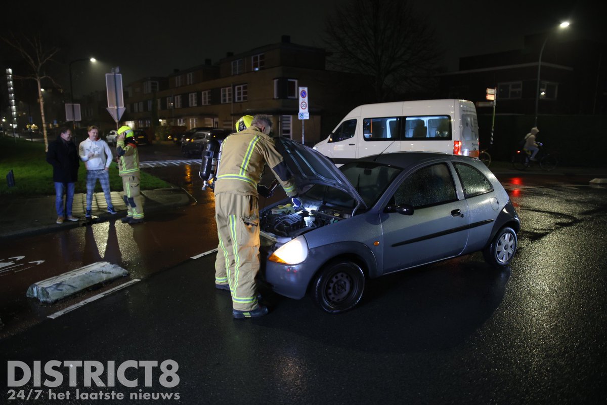 Rook onder motorkap, brandweer onderzoekt voertuig in Leidschendam