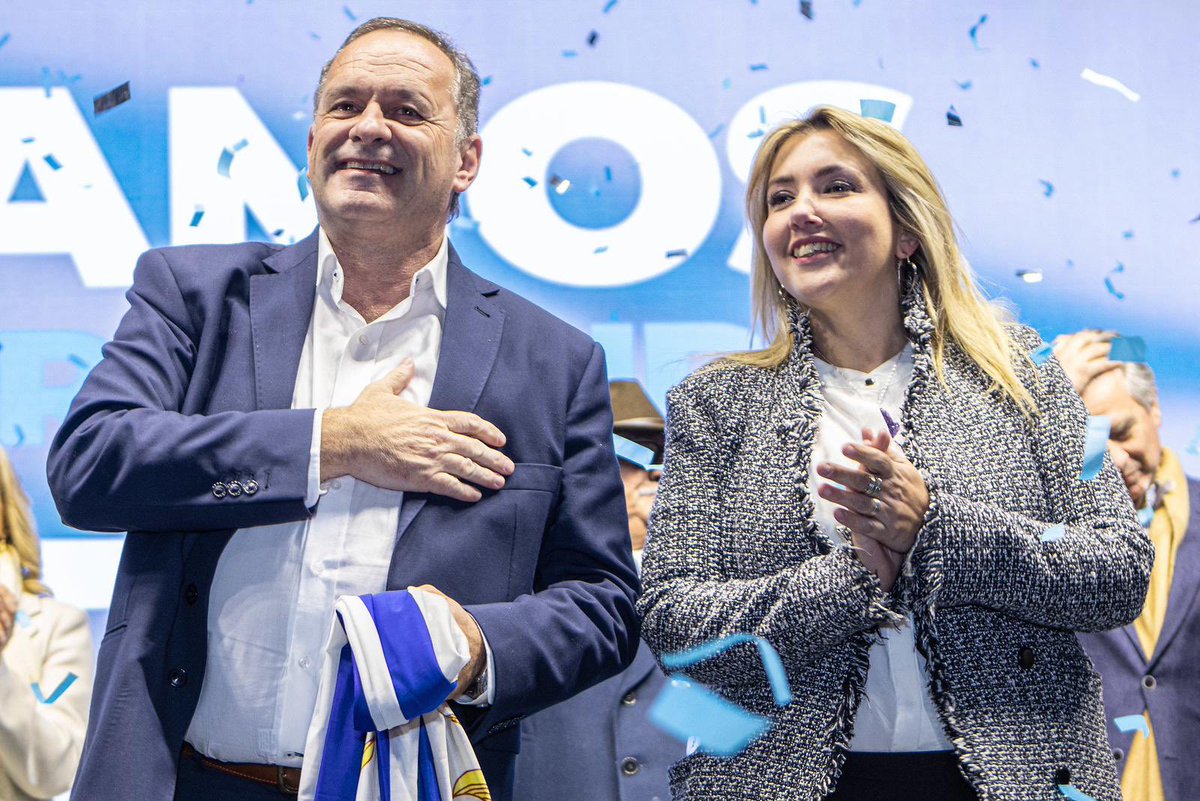 EPreve's tweet photo. ✔️ FLASH 

🔥 ASSE presupuestó hoy en calidad de funcionarios públicos
al fotógrafo del presidente de la República y del candidato blanco Alvaro Delgado y al chofer de Leonardo Cipriani.

🔥 Ambos ingresaron a ASSE en esta administración. https://t.co/gFkN6J3hck
