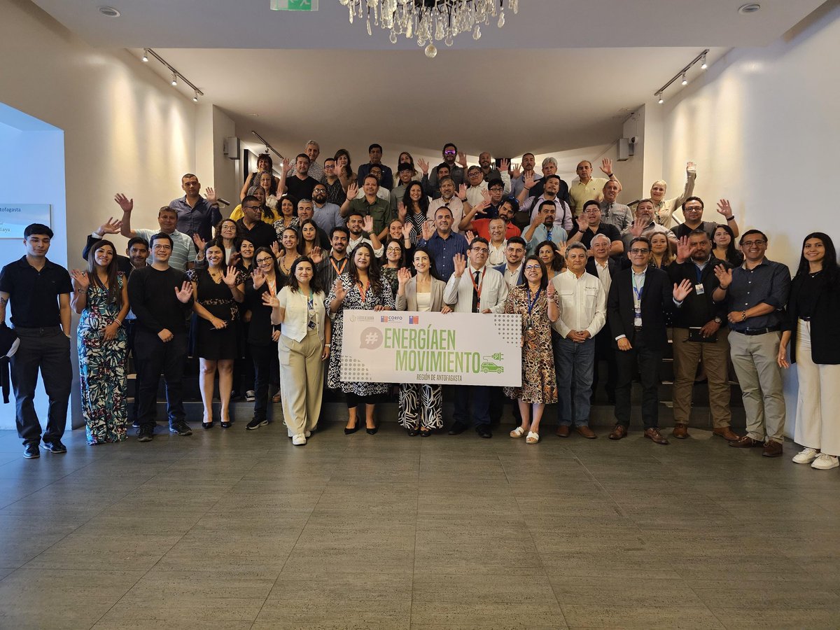 EnergiaAntof's tweet photo. Hoy @energiaantof junto al @energia_cluster de @CorfoAntofa presentaron la Hoja de Ruta Regional de Electromovilidad, documento estratégico que contempla 26 acciones claves a implementar hacia 2030. 

🌱 Revisa el documento en: https://t.co/ICIQKLWHpH https://t.co/i9hPhR3pCP