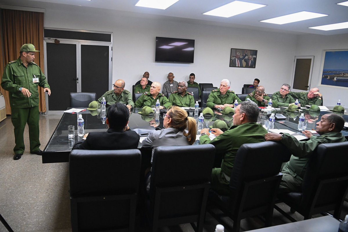 Como parte del #Bastión2024, estuvimos en el puesto de dirección del Consejo de Defensa de La Habana para chequear el cumplimiento del Ejercicio. Se ha trabajado con calidad, precisión y entusiasmo. La alta participación de jóvenes en el Bastión Estudiantil es muestra de ello.