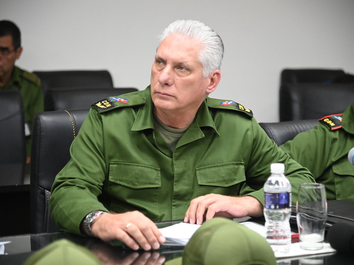 DiazCanelB's tweet photo. Como parte del #Bastión2024, estuvimos en el puesto de dirección del Consejo de Defensa de La Habana para chequear el cumplimiento del Ejercicio. Se ha trabajado con calidad, precisión y entusiasmo. La alta participación de jóvenes en el Bastión Estudiantil es muestra de ello. https://t.co/i1NFsogcc1