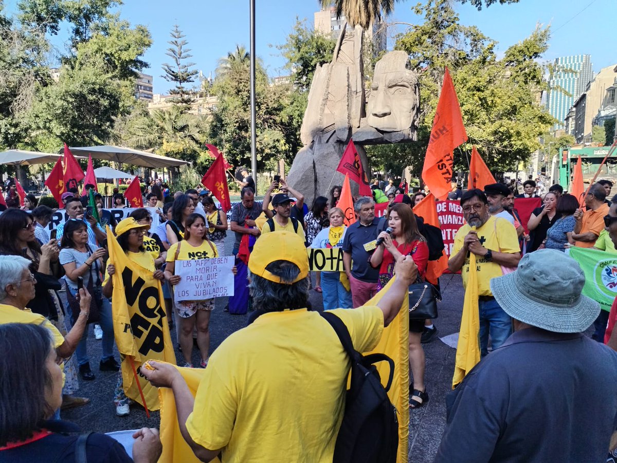 ConfusamChile's tweet photo. Encabezado por su presidenta Gabriela Flores, el Directorio Nacional de #ConfusamChile, participa de la marcha convocada por el Movimiento No +AFP, en rechazo al proyecto de pensiones que se debate en el Congreso.
Exigimos #pensionesdignas para las y los trabajadores de Chile. https://t.co/zOYJUVclhY