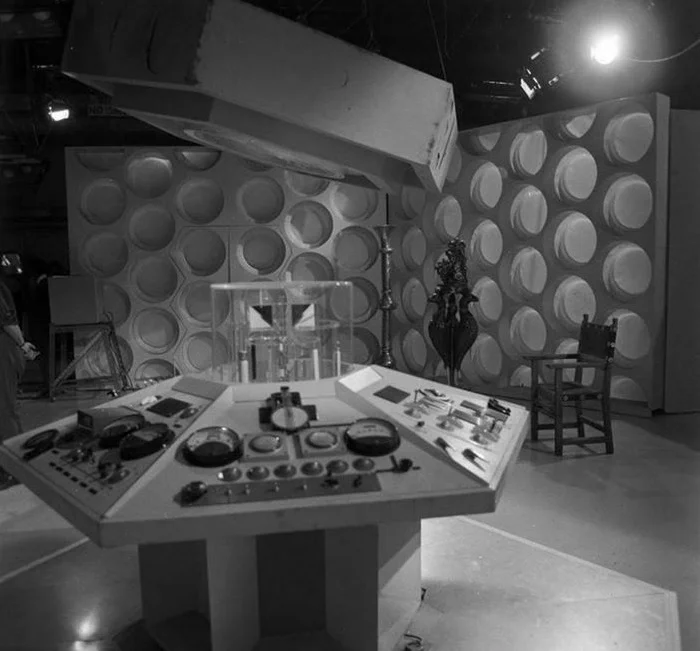 WhovianLife's tweet photo. WHAT IS EVERYONE'S FAVOURITE TARDIS INTERIOR?! #DoctorWho 💙💙 https://t.co/0mzcfisLI0