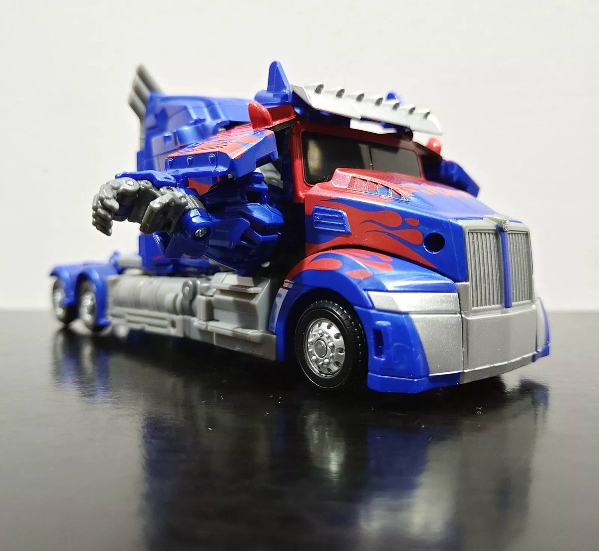 autobase_aichi's tweet image. スタジオシリーズ：リーダークラス・ロストエイジ版オプティマスプライムの中身画像各種 snakas.blog95.fc2.com/blog-entry-100…