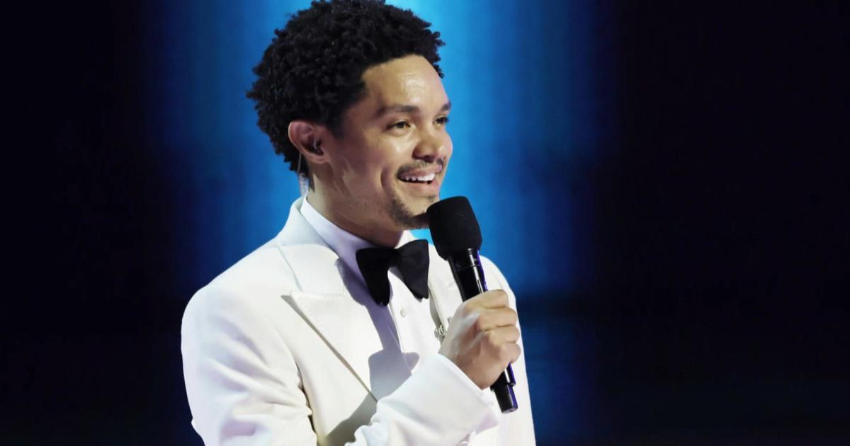 PopBuzzRecap's tweet photo. 𝐍𝐨𝐚𝐡 𝐭𝐨 𝐇𝐨𝐬𝐭 𝐆𝐫𝐚𝐦𝐦𝐲𝐬 𝐀𝐠𝐚𝐢𝐧 
According to CBS News, Trevor Noah is set to host the 67th Annual Grammy Awards for the fifth consecutive year.  This marks a familiar role for the former "Daily Show" host as he prepares to take center stage once again on February 2nd on both CBS and Paramount+. The live broadcast promises an exciting evening as Noah navigates both the pressure of hosting and the joys of celebrating music's top achievements.   

Noah is no stranger to the spotlight; his experience hosting these ceremonies for a number of years suggests a comfortable rapport with the musical world.  This year will undoubtedly bring another dose of wit and insight, reflecting on the talent and artistry showcased during the night. 

The 67th Annual Grammy Awards are sure to be a momentous event, broadcasting live on CBS and Paramount+.

✨ Want the inside scoop on all things entertainment? Tap follow for your daily PopBuzz fix! 🌟

#TrevorNoah #Grammys
#PopBuzzRecap #news #CelebrityNews #TrendingNow #HollywoodNews #EntertainmentNews #BreakingNews #Viral #Celebrities

Source: https://t.co/BUGW0AJZ3F