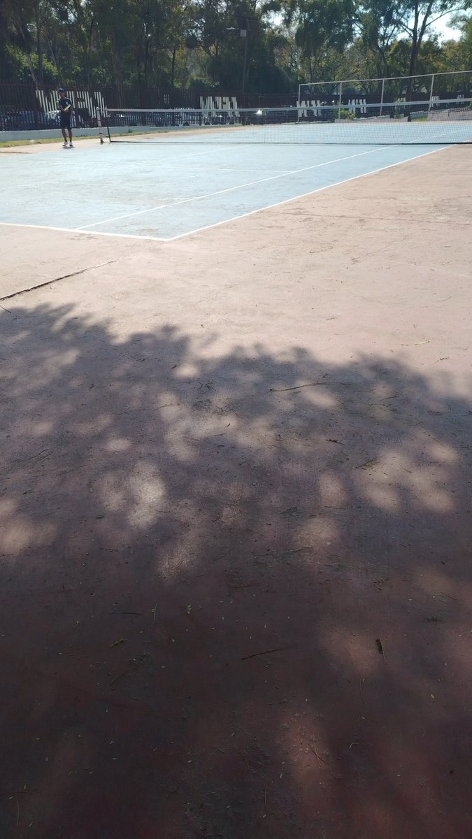 TobiPOV's tweet photo. @ipn_sad @IPN_MX @ipndeportes Ojalá hubieran hecho ese mismo esfuerzo por las canchas de tenis. Pintar las canchas no es arreglar. @MarcoA_Sosa83 https://t.co/7d6mOwoXob