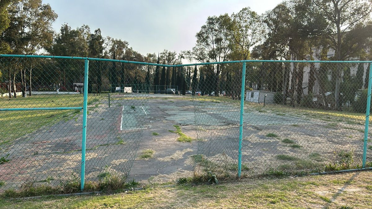 http_cristobal's tweet photo. @ipn_sad @IPN_MX @ipndeportes Esperamos una mejora significativa en las instalaciones de tennis, no puede ser que no se les dé el apoyo cuando parte de nuestras canchas están en pésimo estado. Inservibles https://t.co/EA90ZtOG5X