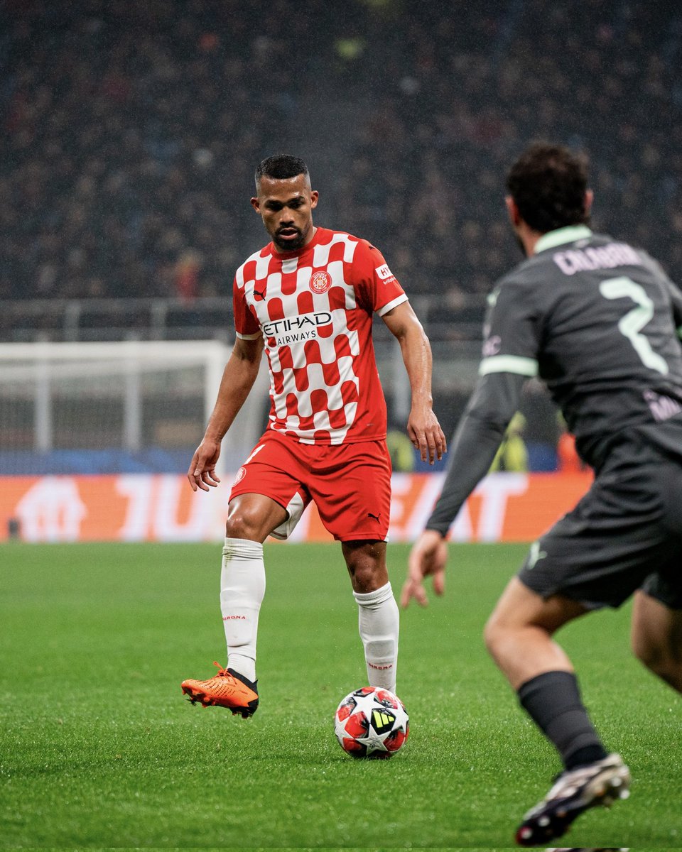 SportsVene's tweet photo. Yangel Herrera jugó 77' minutos en la eliminación del Girona en la UEFA #ChampionsLeague.
El equipo catalán sucumbió 1-0 ante el AC Milan.
El venezolano tuvo una opción clara de gol.
#VenEx #SportsEnDirecto https://t.co/4U9sSj6big