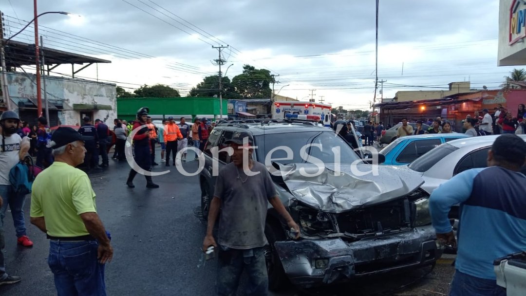 LeonettTomas's tweet photo. #HaceMinutos| Un choque múltiple se registró en Las Cocuizas #Maturín. Un vehículo cuyo chofer, se desplazaba a exceso de velocidad impactó a varias unidades. 2 menores (14) heridas quienes de acuerdo al parte policial quedaron atrapadas entre las unidades, trasladadas al #Humnt https://t.co/k4ljuGyYg3