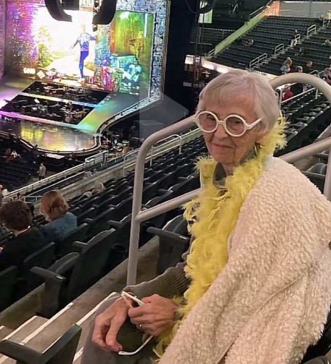 stacheharry's tweet photo. me at hs4’s one night only https://t.co/YghTJIv2Is