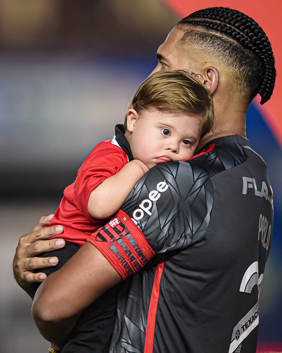 Grande <a href="/pablocastro91/">Pablo Castro</a>, muito obrigado por todo o carinho com meu filho. Foi tão bom que ele até chegou a dormir. 😅⚽️