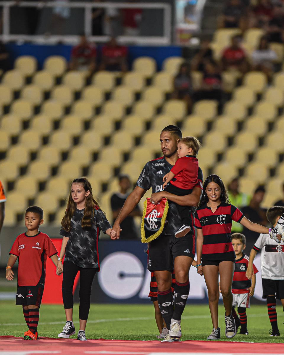 Duartejr7070's tweet photo. Grande @pablocastro91, muito obrigado por todo o carinho com meu filho. Foi tão bom que ele até chegou a dormir. 😅⚽️ https://t.co/wgzMGPwqUm
