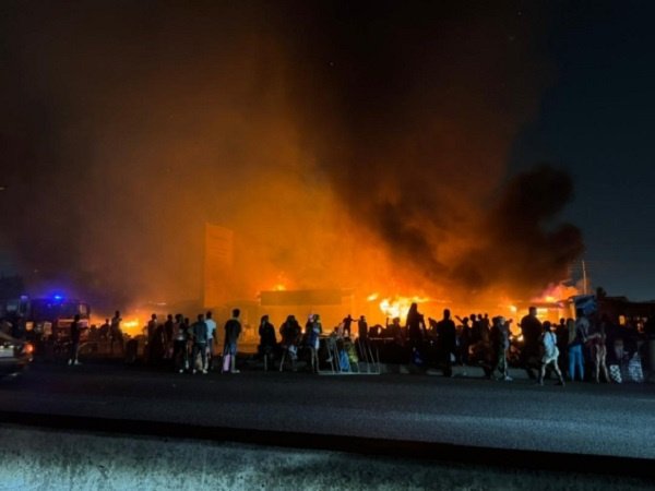 PanAfricanTv's tweet photo. Madina Market Fire outbreak:
Could it be faulty wires, open flames, or poor waste disposal?
Share your thoughts on fire safety and prevention!
#PATV #TrulyAfrican #fireservice #fireoutbreaks https://t.co/astFUGrBZy