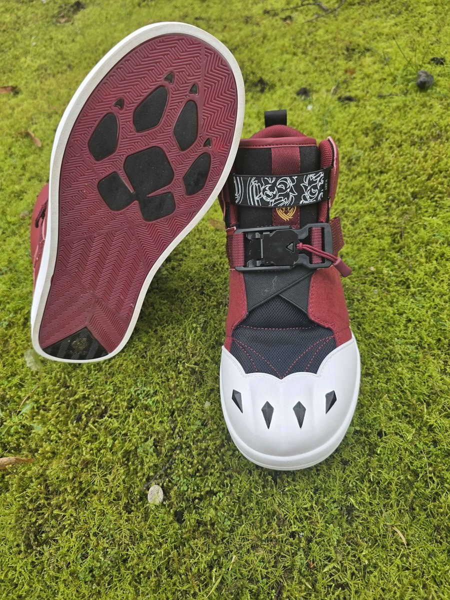 Oerpink's tweet photo. Just got in these cool af shoes made by @Werewolf_V !!

Shout out and massive thanks to @Lyuk_Bo for making that giveaway and getting me these 🙌 https://t.co/4xwUKsU4Pp