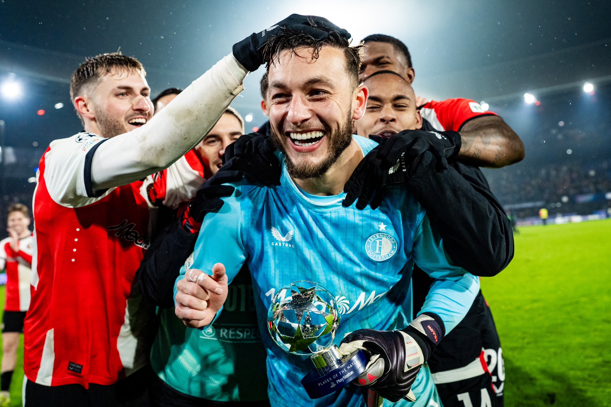 Santi en los festejos ante el Bayern | @Feyenoord