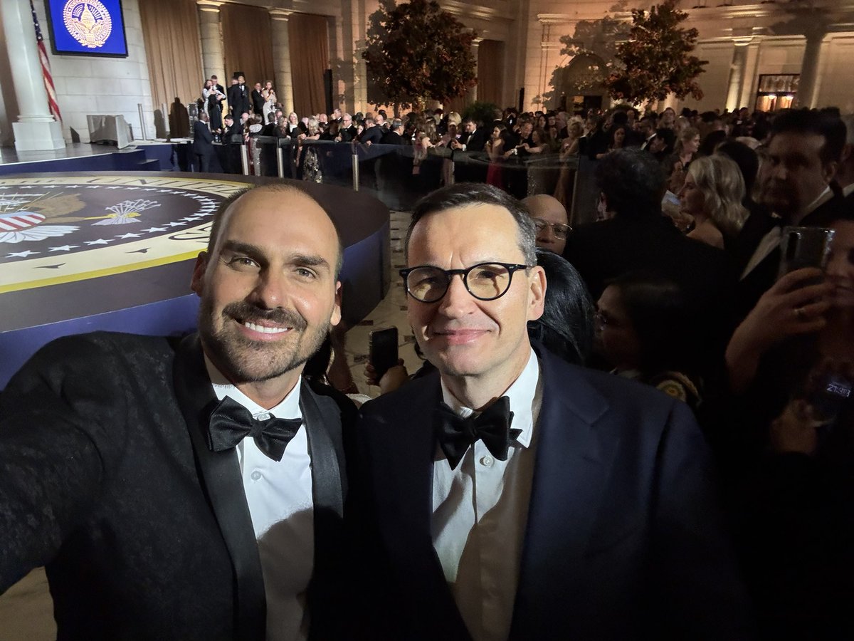 Eduardo Bolsonaro🇧🇷 (@bolsonarosp) on Twitter photo 🇵🇱 One of the personalities that I had the pleasure of exchanging experiences at Starlight Ball, official ball of President Trump, was Mateusz Morawiecki, Prime Minister of Poland between 2017 and 2023.
<a href="/MorawieckiM/">Mateusz Morawiecki</a> is a man that symbolizes the continuity of the historical 🇵🇱 One of the personalities that I had the pleasure of exchanging experiences at Starlight Ball, official ball of President Trump, was Mateusz Morawiecki, Prime Minister of Poland between 2017 and 2023.
<a href="/MorawieckiM/">Mateusz Morawiecki</a> is a man that symbolizes the continuity of the historical