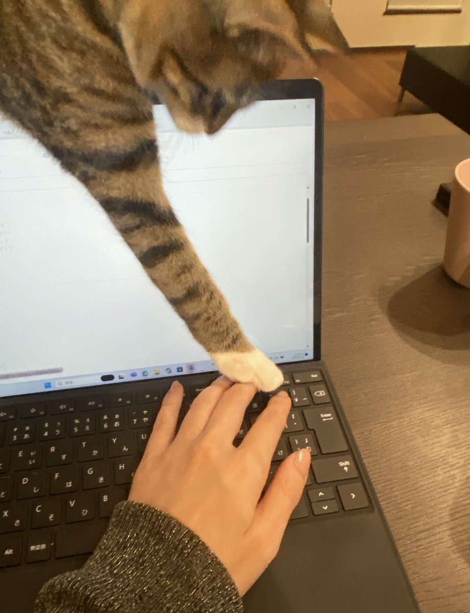 ピンポイントにDeleteキー狙ってくる。 #ネコハラ