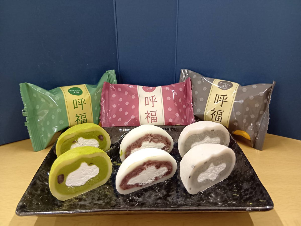 takekomaichiba's tweet photo. 生クリーム大福「呼福」
抹茶・あずきに「ごま」が新たに加わりました。
１個１４０円　
#たけこま市場　#呼福　#生クリーム大福　#岩沼　#岩沼　#竹駒神社 https://t.co/lNAxv0hD9J
