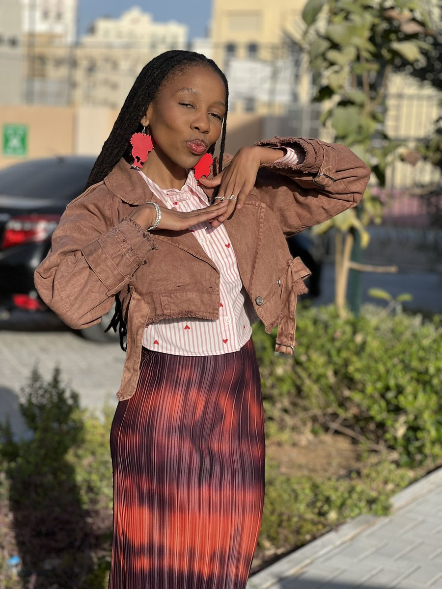 MantateQueeneth's tweet image. Last day of the working week🌷

#Style #Dreadlocks #Gratitude
