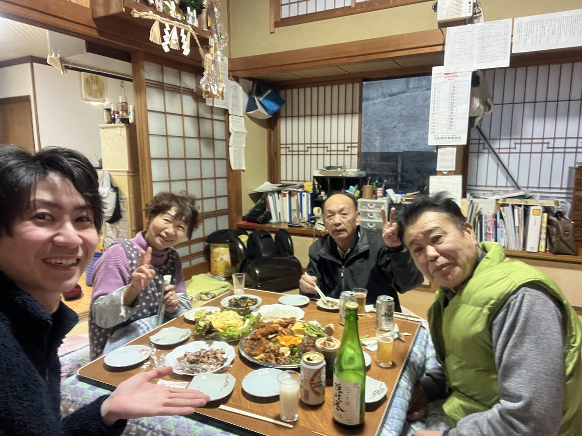 kazukiTC's tweet photo. 海士町の崎は私の祖父生まれ故郷です。なので少し遠い親戚にあたる人がたくさんいます
祖父のいとこが崎を案内してくれて他の祖父のいとこにもご挨拶出来ました
血の縁がこんなにもあるなんて驚きですし何かやはりただの縁とは別な気もします
また帰ってくる場所がひとつ増えました
#TOUCA #海士 #隠岐 https://t.co/yIL4zX0FhA