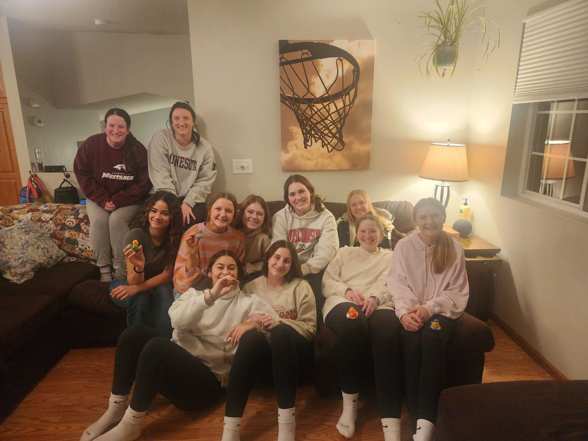 Team meals to kick off the night, then off to the War on 94 to cheer on Mustang alum Mary Berg in a hard-fought 73-70 victory! 🏀💪#MustangPride #MustangFam #GoMary