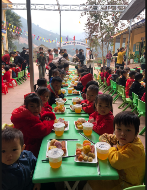bibabibo246's tweet photo. Mình có một nhóm các anh chị cùng nhau góp tiền nuôi các bé vùng cao, năm ngoái ở Hà Giang, năm nay ở Yên Bái. Cuối năm trường tổ chức tiệc tất niên cho các con, bé nào nhìn cũng vui vẻ ngoan ngoãn thế này thì thật là ấm lòng 🥰 https://t.co/ep0WhPBMdk