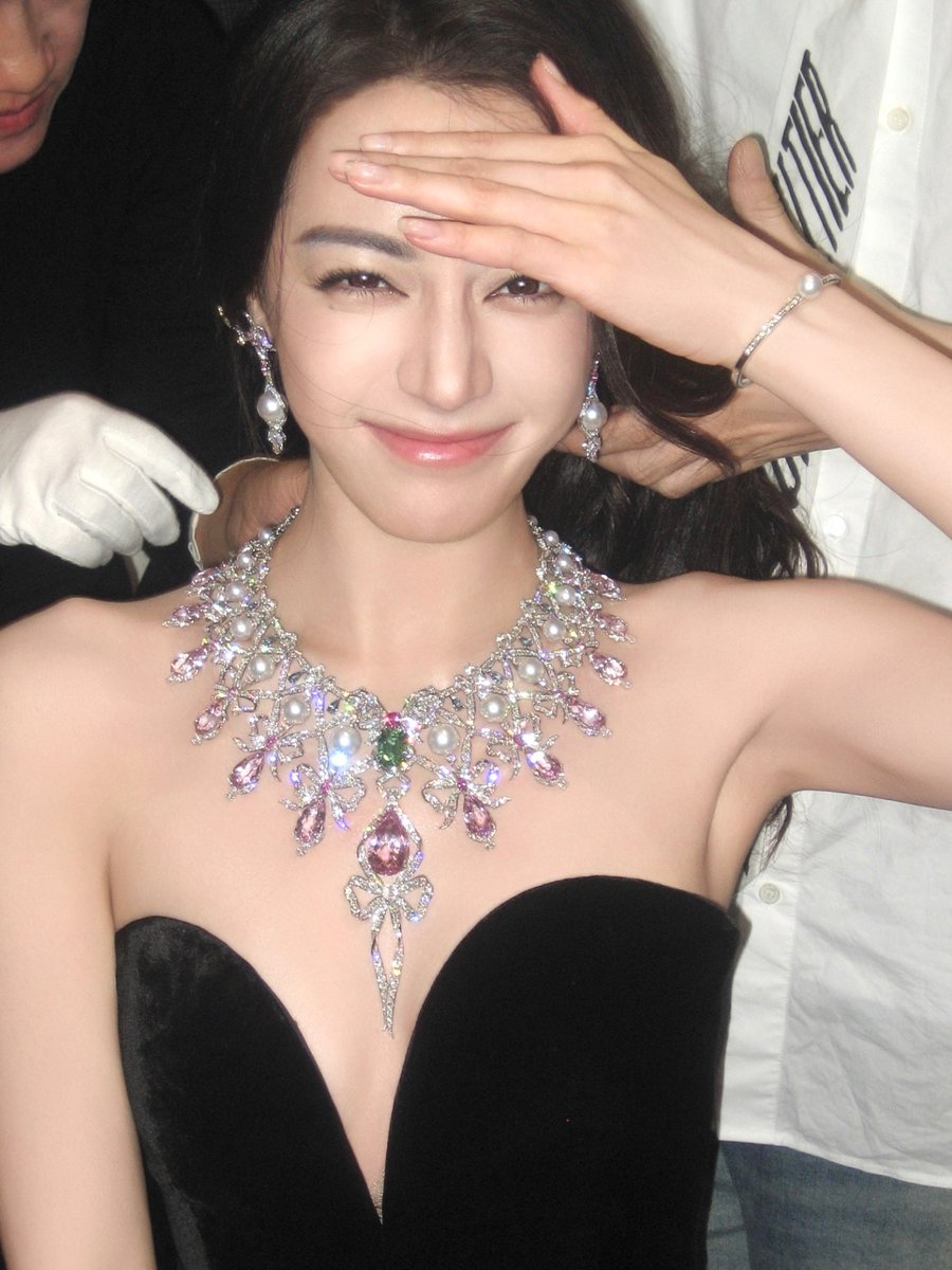 #Dilireba’s studio shares behind the scenes snaps

More - m.weibo.cn/status/5125943…

#dilraba