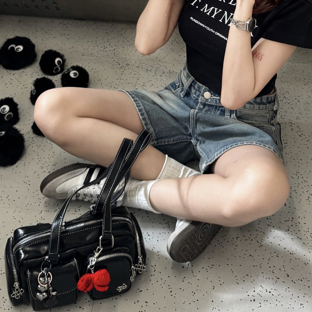 รูปเราเองงง แปะพิกัดให้แบบตรงปกแน่ๆเพราะใส่เองคับ 🤟🏻 ขาสั้นราคาแค่ 290 สี rust จริงๆใส่ได้ทั้งเอวสูงเอวต่ำเลย + เสื้อของ rundownyouth ฮะ