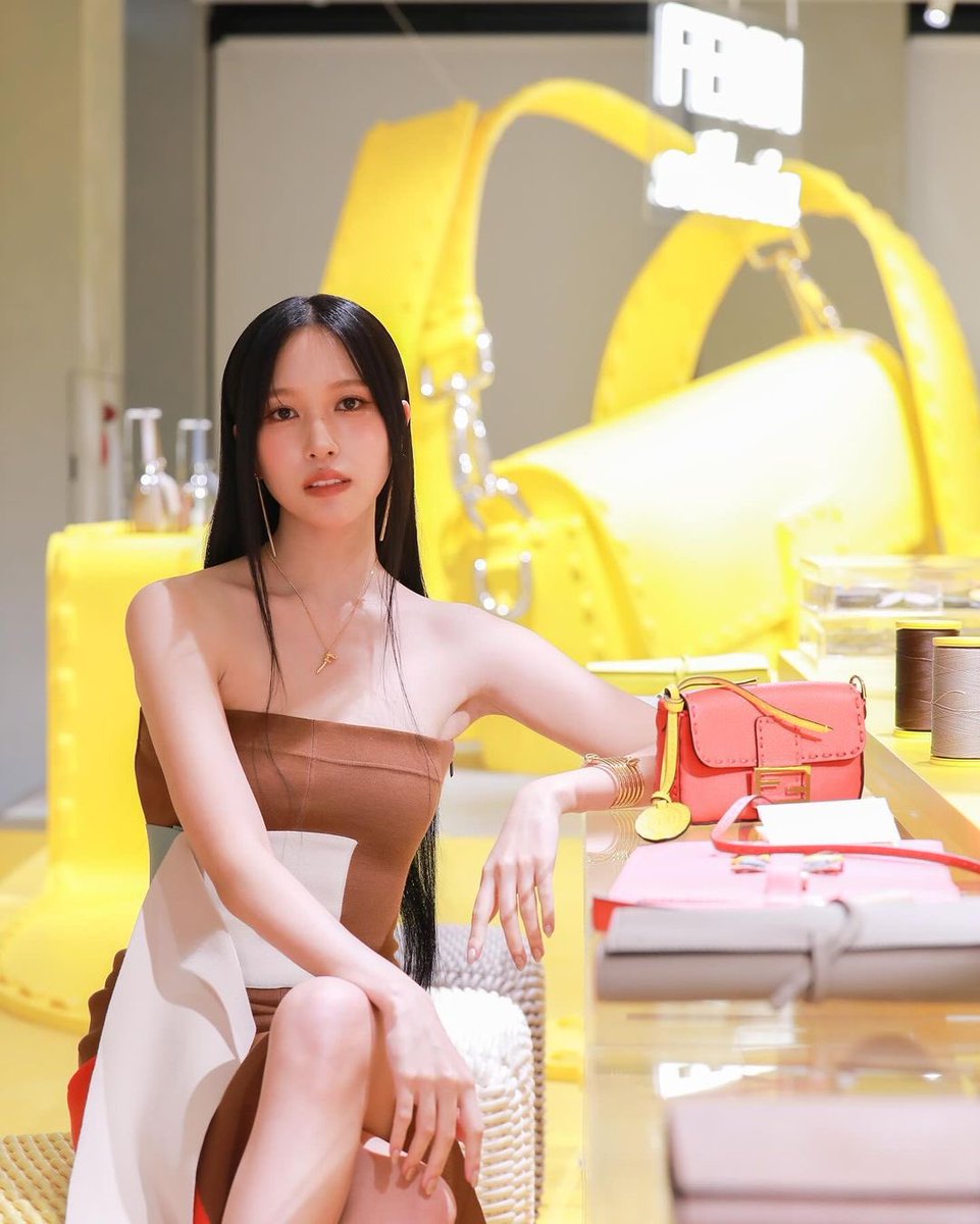 rozuemarie's tweet image. ㅤ
𝐞𝐥𝐨𝐫𝐚._.𝐦𝐨𝐨𝐧 Instagram Update
———————————————

I visited the Femdi Selleria Pop-up Store! It's an amazing Pop-up Store where you can see the leather artisans working right in front of you and get a valuable experience.
ㅤ