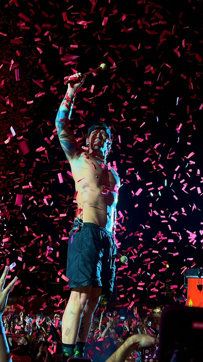 toosweetmanu's tweet photo. @twentyonepilots @joshuadun #clancyworldtour https://t.co/MpBBWBSzgG