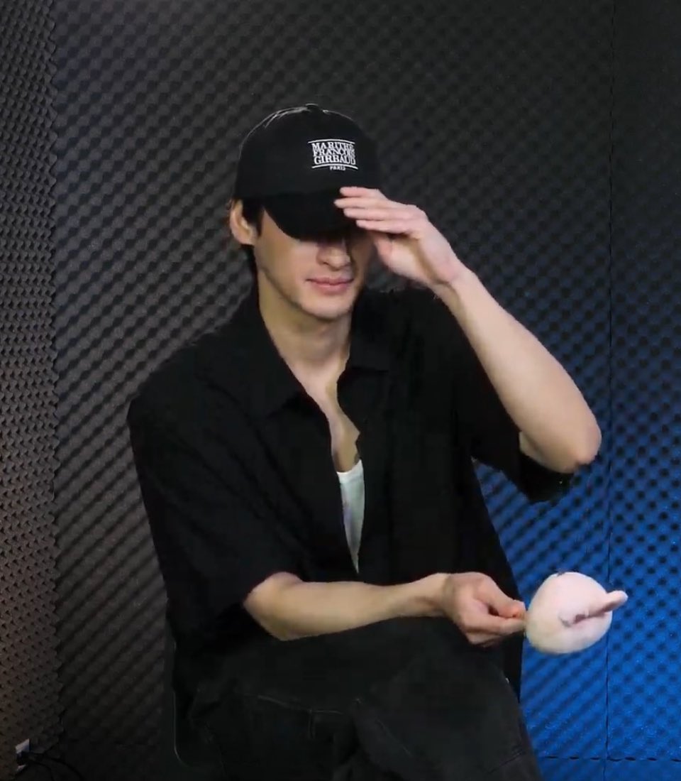 say_jjh's tweet photo. คนให้🤍                                                 คนรับ🖤

#เก้าพีพีคู่สุดฮิตซ์ https://t.co/YKKdmRQB0D